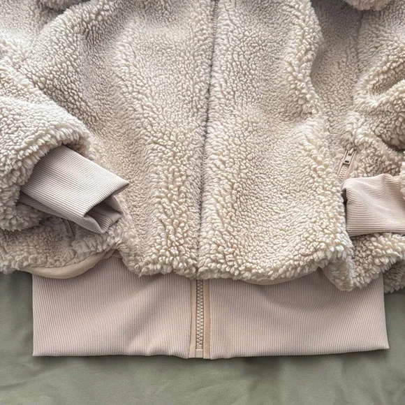 ALO Yoga women’s Beige Sherpa Hoodie Jacket - Picture 2 of 5
